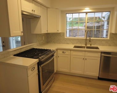 18232 Rosita Street - Photo Thumbnail 6