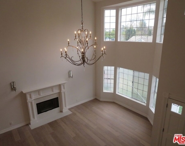 18232 Rosita Street - Photo Thumbnail 2