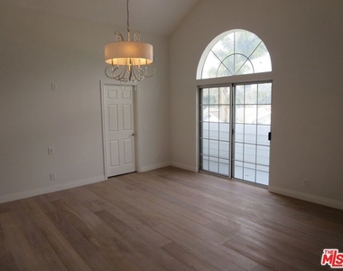 18232 Rosita Street - Photo Thumbnail 10