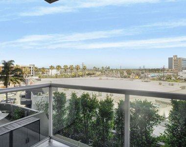13600 Marina Pointe Drive - Photo Thumbnail 32