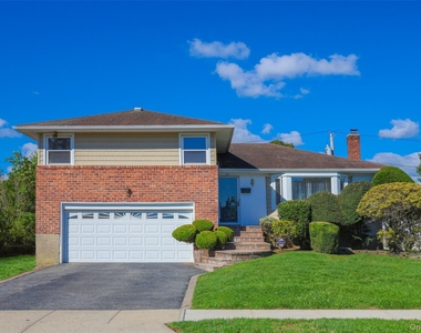 25 Hollywood Drive - Photo Thumbnail 1
