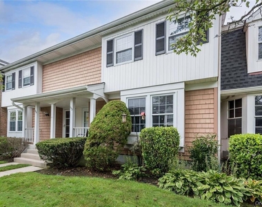 102 Glen Way - Photo Thumbnail 1