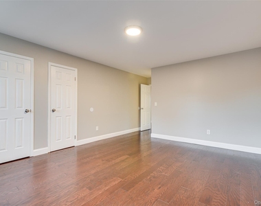 102 Glen Way - Photo Thumbnail 14