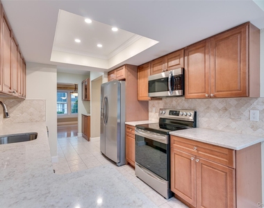 102 Glen Way - Photo Thumbnail 6