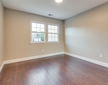 102 Glen Way - Photo Thumbnail 19