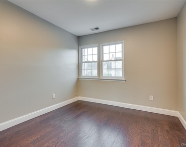 102 Glen Way - Photo Thumbnail 17