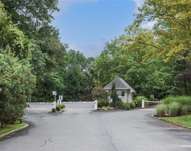 102 Glen Way - Photo Thumbnail 23