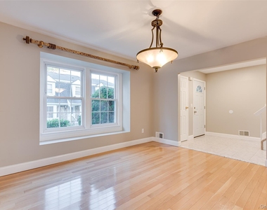 102 Glen Way - Photo Thumbnail 2