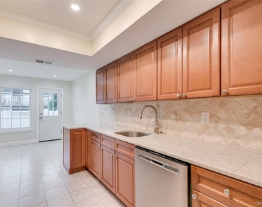 102 Glen Way - Photo Thumbnail 5