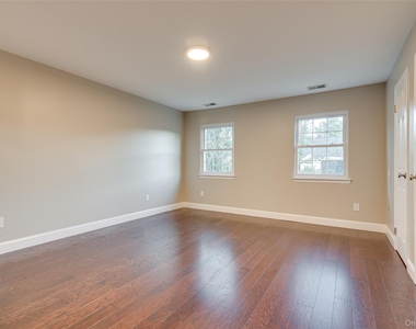 102 Glen Way - Photo Thumbnail 15