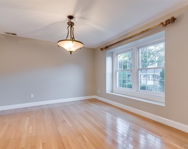 102 Glen Way - Photo Thumbnail 3