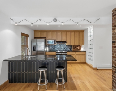 172 Grand Street - Photo Thumbnail 8