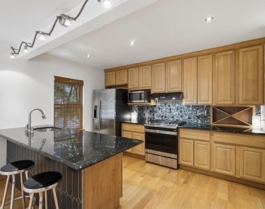 172 Grand Street - Photo Thumbnail 9