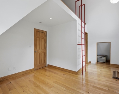 172 Grand Street - Photo Thumbnail 13