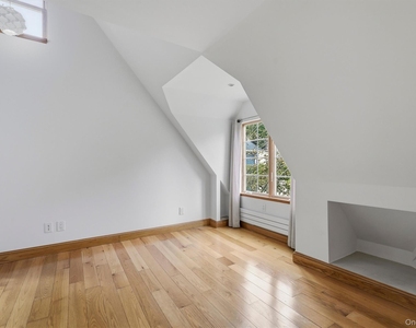 172 Grand Street - Photo Thumbnail 12