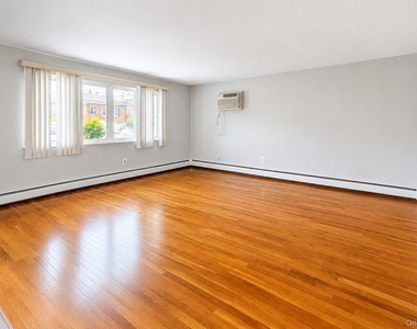 185 Bennett Avenue - Photo Thumbnail 13