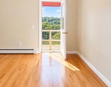 185 Bennett Avenue - Photo Thumbnail 3