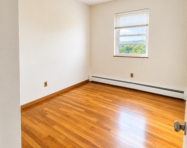 185 Bennett Avenue - Photo Thumbnail 11
