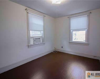 8 Whitehead Avenue - Photo Thumbnail 2