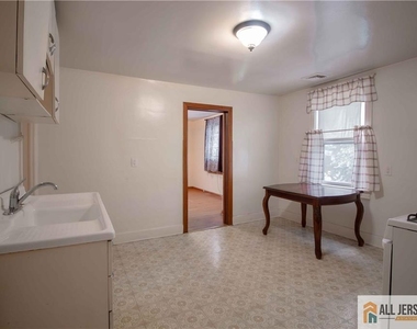 8 Whitehead Avenue - Photo Thumbnail 3