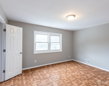 29-31 Glenn Drive - Photo Thumbnail 6