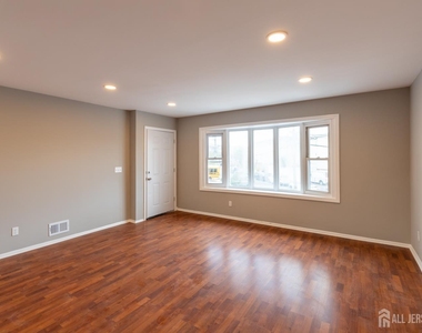 29-31 Glenn Drive - Photo Thumbnail 1