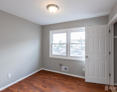 29-31 Glenn Drive - Photo Thumbnail 3