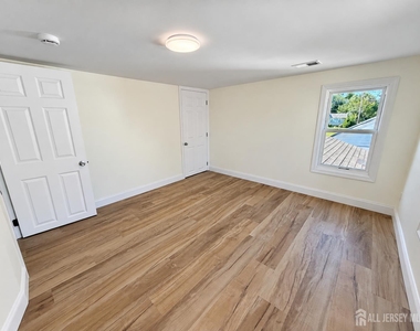 151 Macarthur Ave Avenue - Photo Thumbnail 15