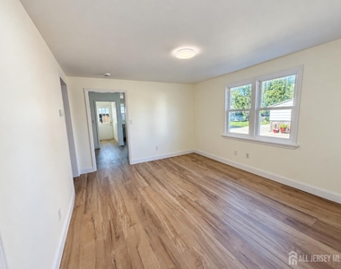 151 Macarthur Ave Avenue - Photo Thumbnail 6