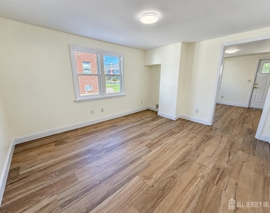 151 Macarthur Ave Avenue - Photo Thumbnail 8