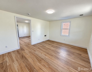 151 Macarthur Ave Avenue - Photo Thumbnail 4