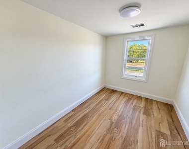 151 Macarthur Ave Avenue - Photo Thumbnail 12