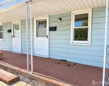 151 Macarthur Ave Avenue - Photo Thumbnail 2