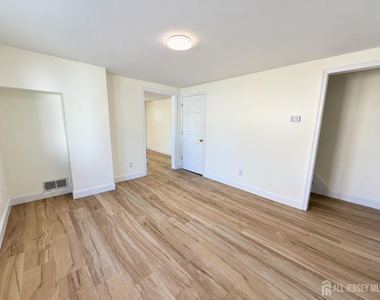 151 Macarthur Ave Avenue - Photo Thumbnail 7