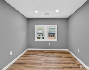 16 Gordon Street - Photo Thumbnail 32