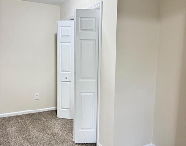 5703 Westchester Lane - Photo Thumbnail 15