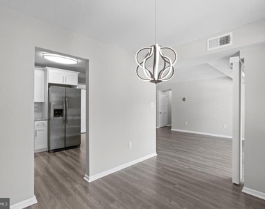 9728 Kingsbridge Drive - Photo Thumbnail 6