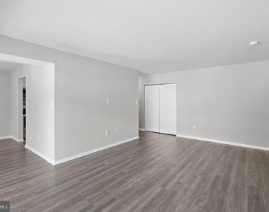 9728 Kingsbridge Drive - Photo Thumbnail 4