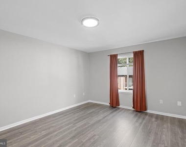 9728 Kingsbridge Drive - Photo Thumbnail 11