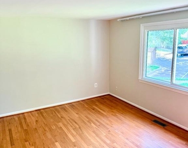 3005 Silent Valley Drive - Photo Thumbnail 9