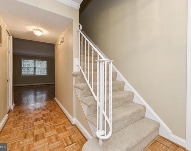 1860 Golf View Court - Photo Thumbnail 3