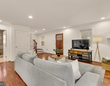 8604 Woodlawn Court - Photo Thumbnail 11