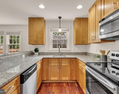 8604 Woodlawn Court - Photo Thumbnail 14