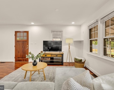 8604 Woodlawn Court - Photo Thumbnail 10