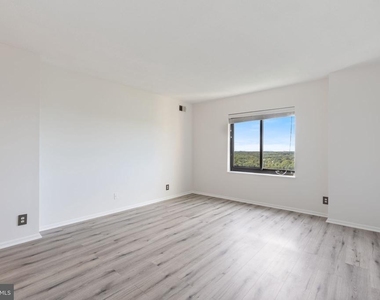 309 Yoakum Parkway - Photo Thumbnail 21