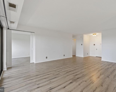 309 Yoakum Parkway - Photo Thumbnail 8