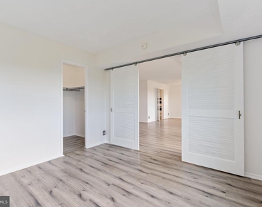 309 Yoakum Parkway - Photo Thumbnail 26