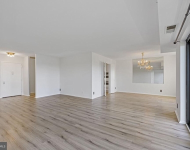 309 Yoakum Parkway - Photo Thumbnail 7