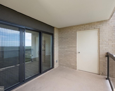 309 Yoakum Parkway - Photo Thumbnail 28