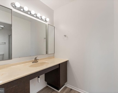 309 Yoakum Parkway - Photo Thumbnail 16